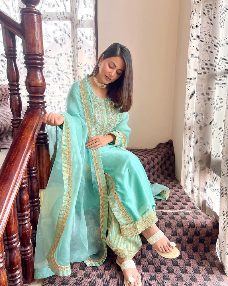 Hina Khan indian outfit beautiful face