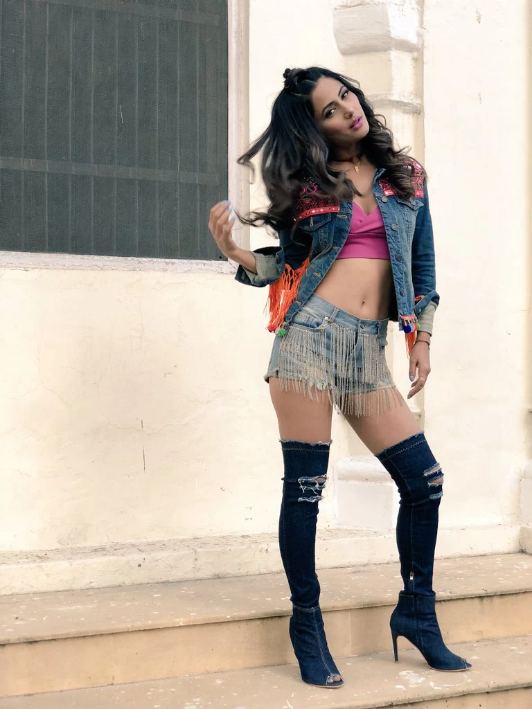 Hina Khan navel shorts sexy legs Hina Khan navel shorts sexy legs