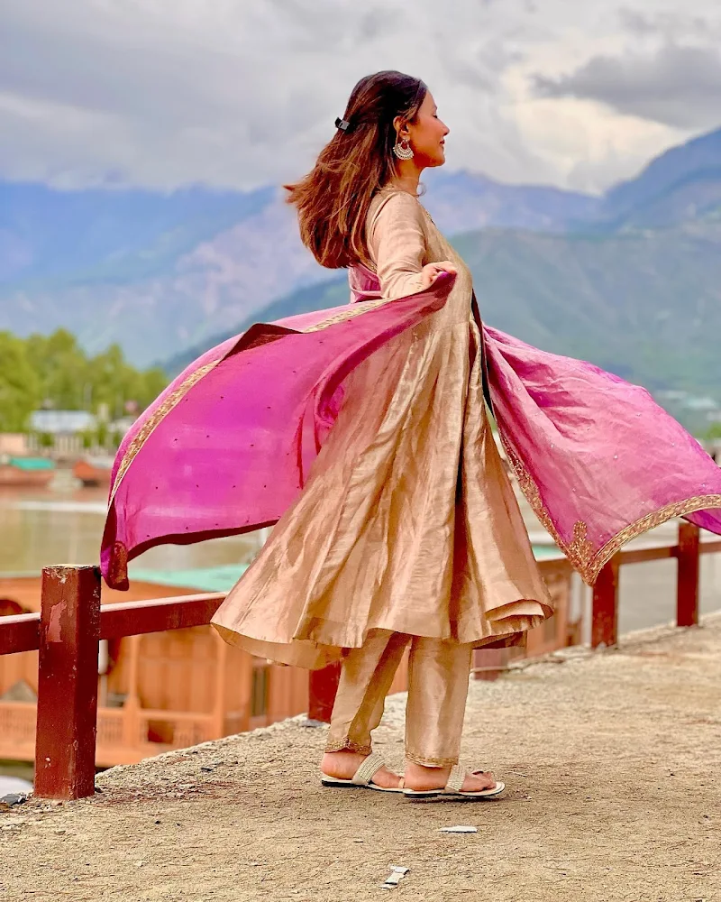 Hina Khan indian attire beautiful actress