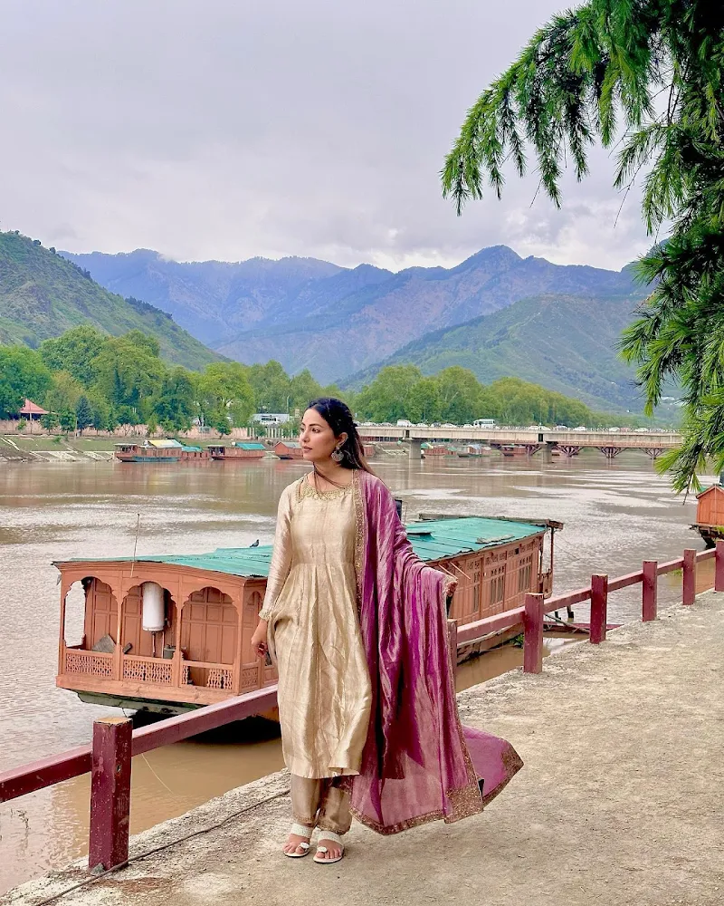 Hina Khan indian attire beautiful actress