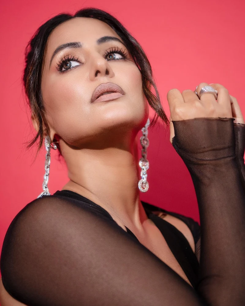hina khan sexy face close up black dress hina khan sexy face close up black dress