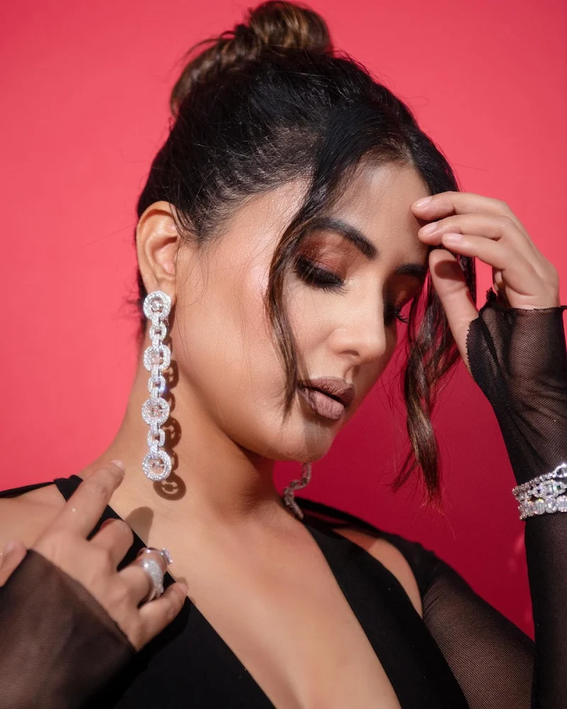 hina khan sexy face close up black dress hina khan sexy face close up black dress