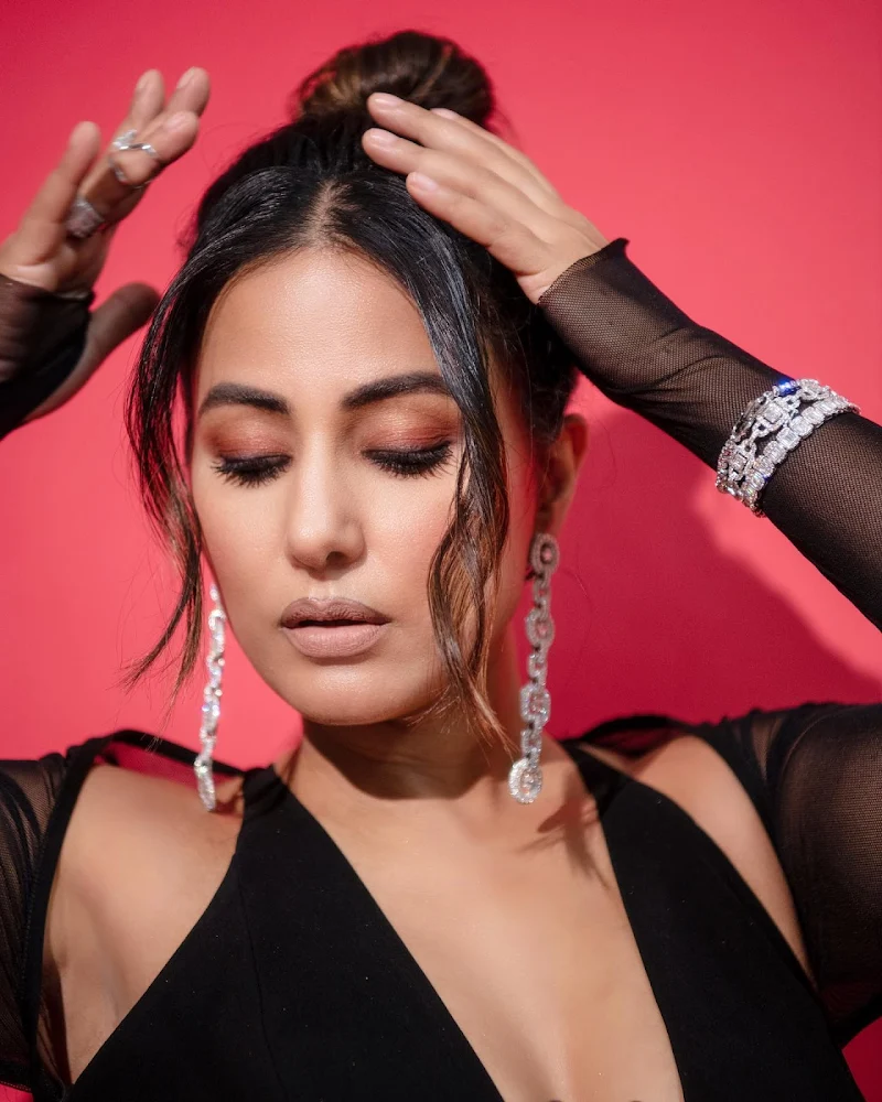 hina khan sexy face close up black dress hina khan sexy face close up black dress