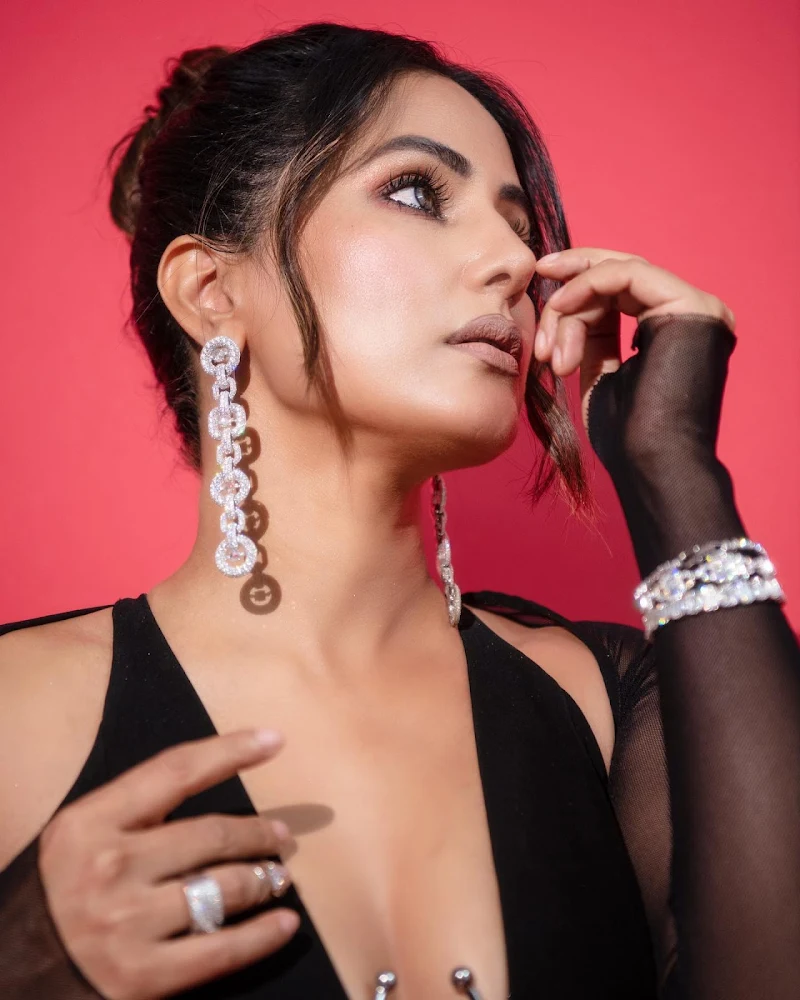 hina khan sexy face close up black dress hina khan sexy face close up black dress