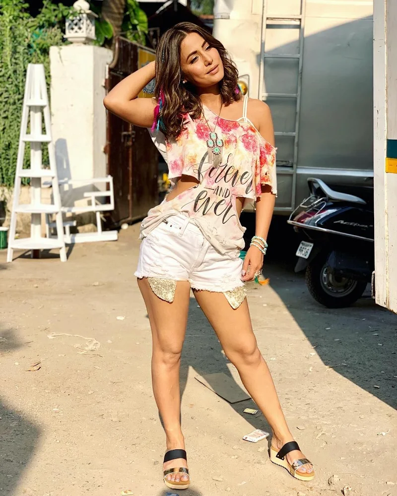 Hina Khan shorts sexy legs Hina Khan shorts sexy legs