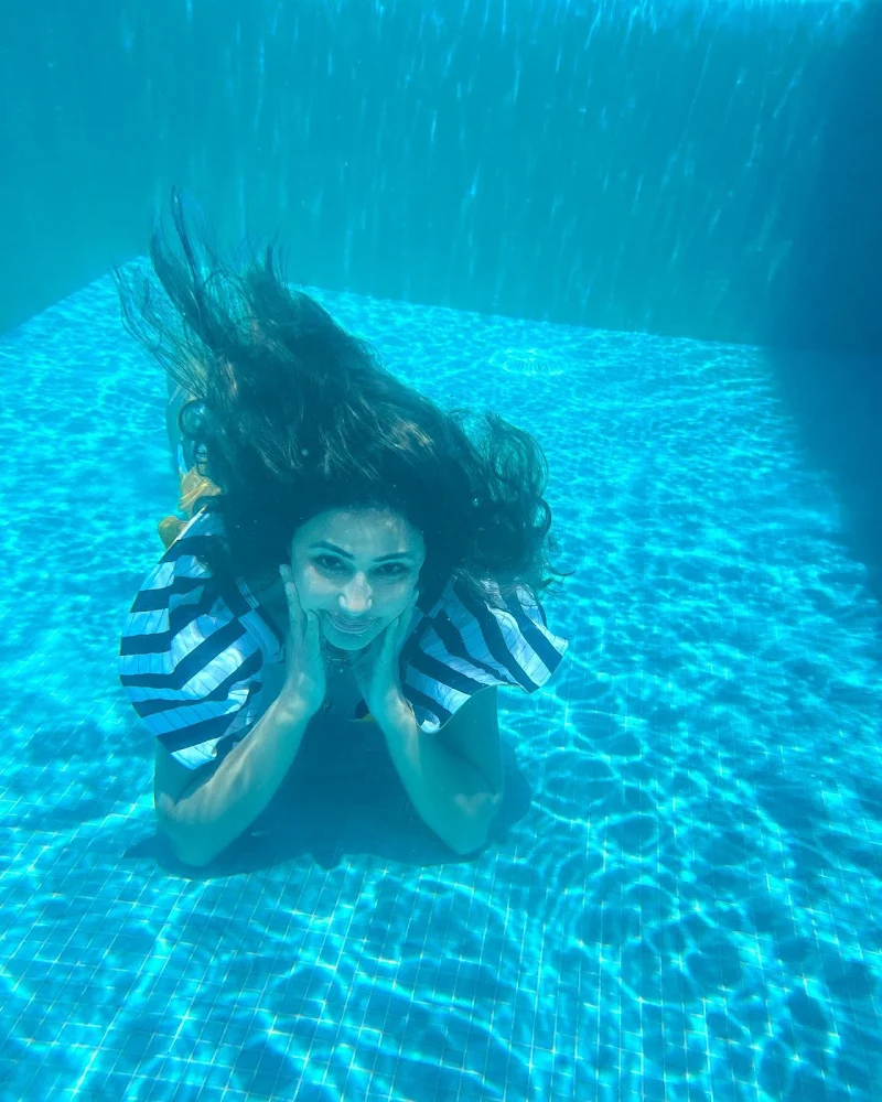 Hina Khan swimsuit sexy body legs hot actress Hina Khan swimsuit sexy body legs hot actress