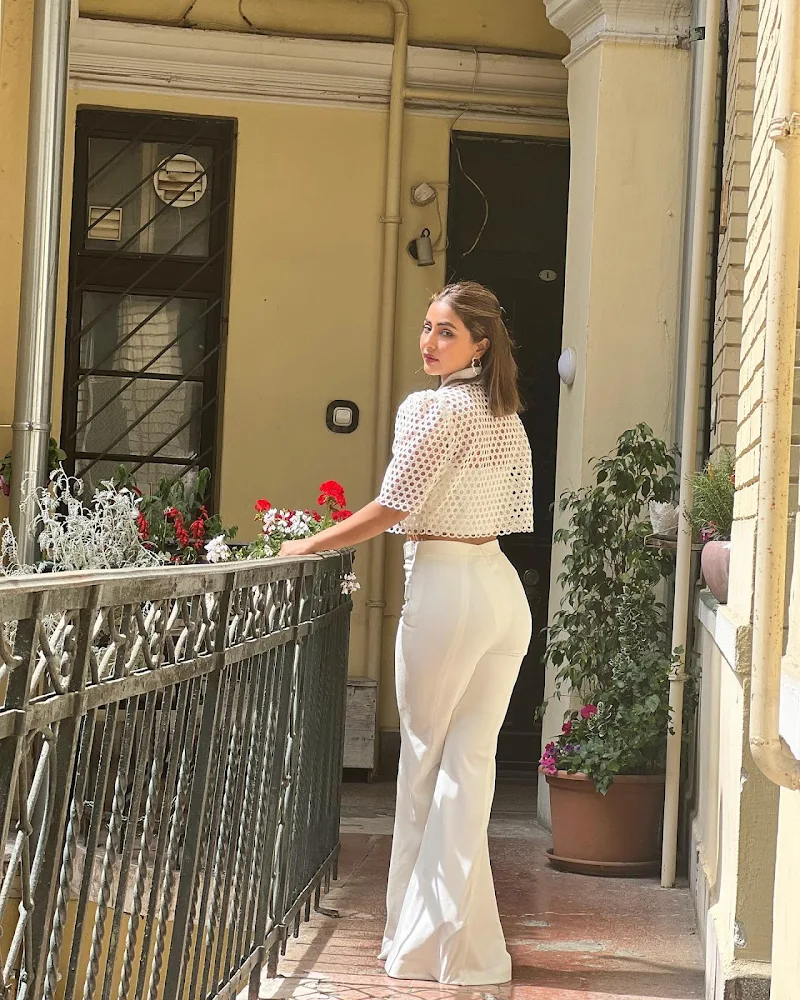 Hina Khan stylish hot tv actress white outfit