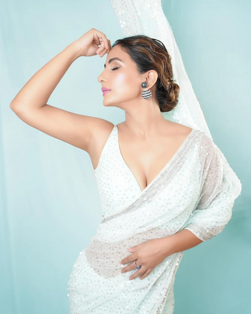 Hina Khan cleavage white saree hot actress Hina Khan cleavage white saree hot actress