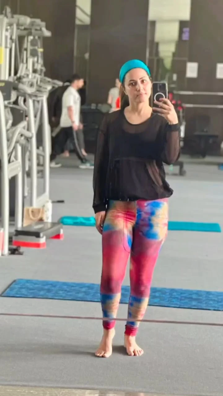 hina khan sports bra leggings hot workout pics hina khan sports bra leggings hot workout pics