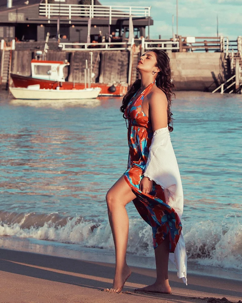 huma qureshi sexy legs thighs bollywood curvy actress