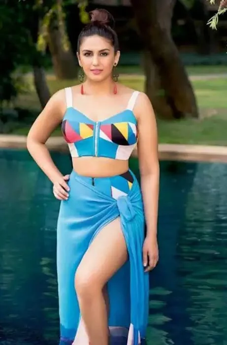 huma qureshi sexy legs thighs bollywood curvy actress