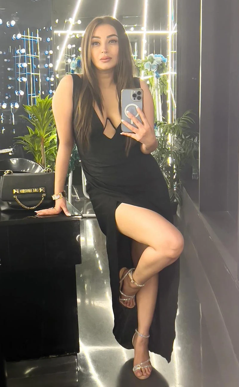 Iira Soni sexy legs high slit black dress Iira Soni sexy legs high slit black dress