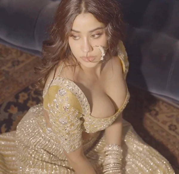 janhvi kapoor cleavage leaked uncensored busty indian actress janhvi kapoor cleavage leaked uncensored busty indian actress