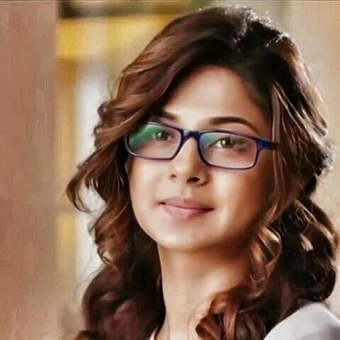 jennifer winget glases indian tv actress