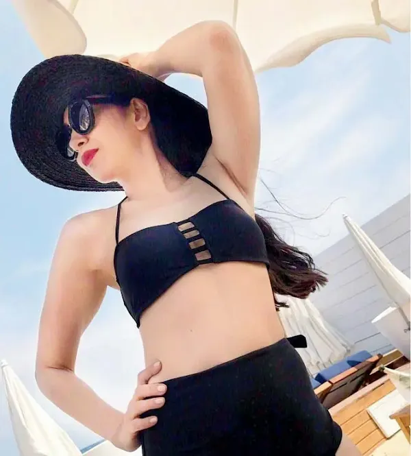karishma kapoor bikini hot actress