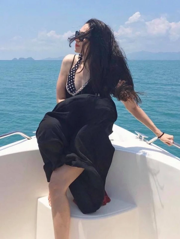 karishma kapoor swimsuit bikini hot actress