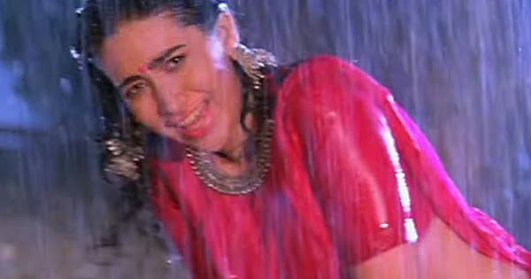 5 hot videos of Karishma Kapoor showing her wet sensuous look.
