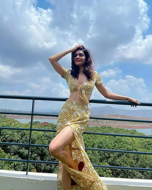 Karishma Tanna sexy legs thighs