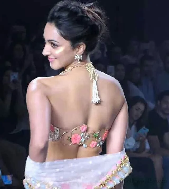 kiara advani backless hot bollywood actress kiara advani backless hot bollywood actress