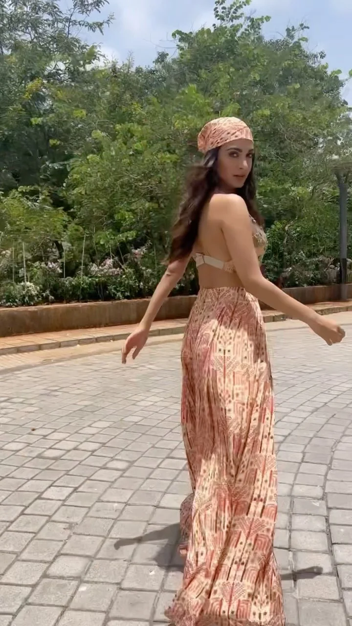 kiara advani backless hot bollywood actress kiara advani backless hot bollywood actress