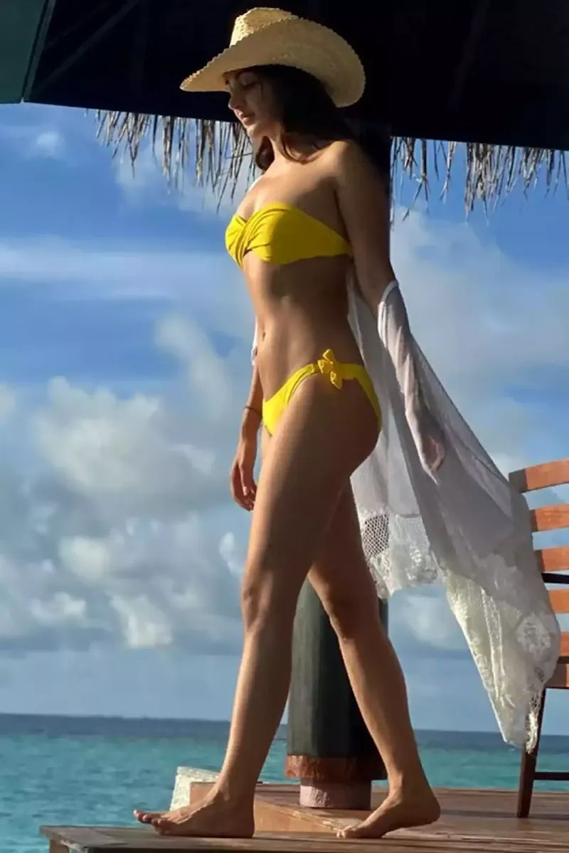 kiara advani bikini yellow sexy body kiara advani bikini yellow sexy body