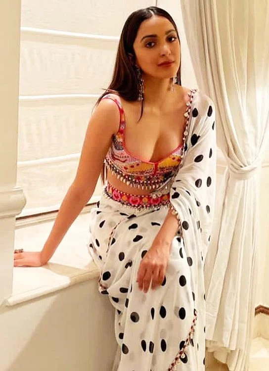 kiara advani saree cleavage hot bollywood actress