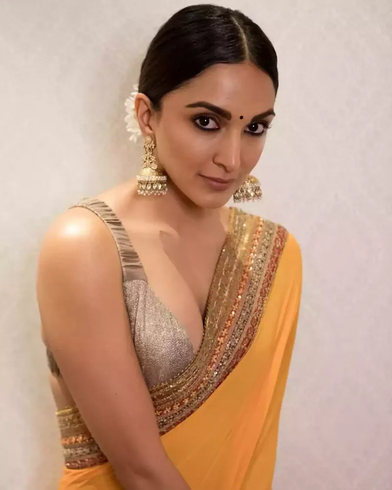 kiara advani cleavage yellow saree kiara advani cleavage yellow saree