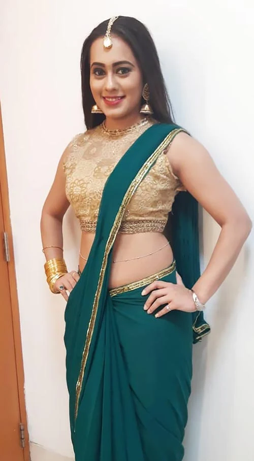 Krutika Desai navel saree hot tv actress