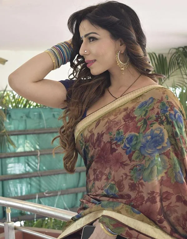 Maahi Khan saree ullu sursuri-li actress
