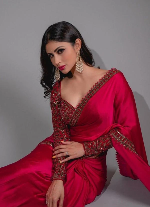 mouni roy saree hot bollywood actress mouni roy saree hot bollywood actress