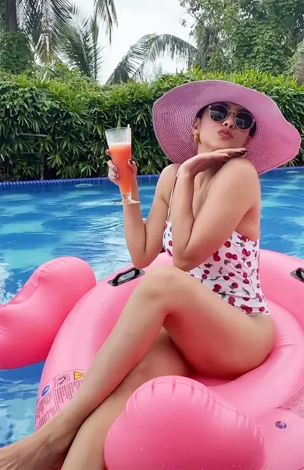 Mrunal Thakur swimsuit sexy legs hot Mrunal Thakur swimsuit sexy legs hot