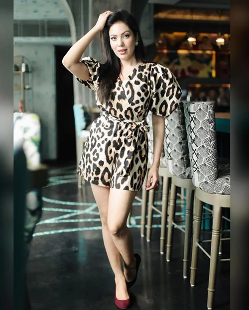 Munmun Dutta babita ji hot curvy Munmun Dutta babita ji sexy legs curvy short dress
