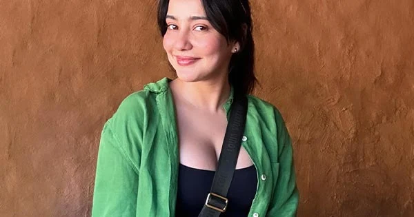 Neha Sharma looks pretty and hot in this cleavage baring black top with green shirt – see new photos.
