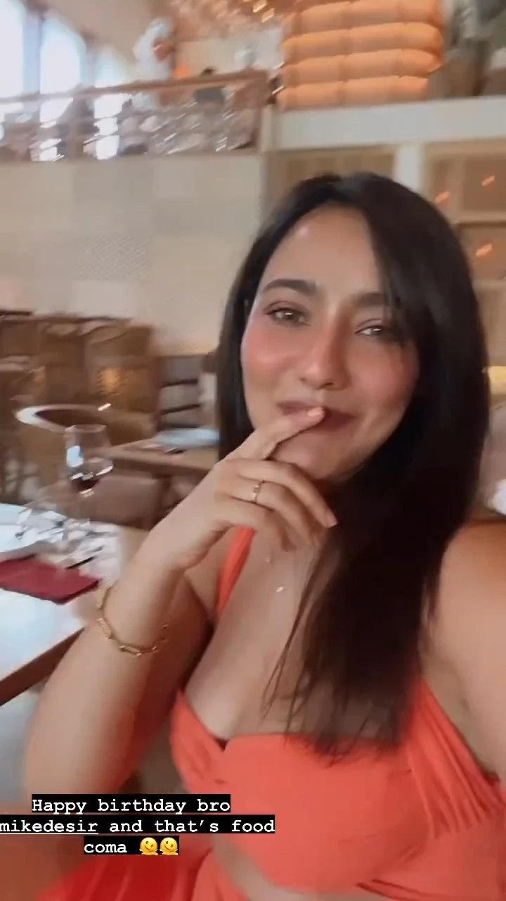 Neha SHarma cleavage orange dress Neha SHarma cleavage orange dress