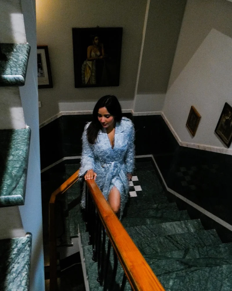 neha sharma cleavage sexy legs