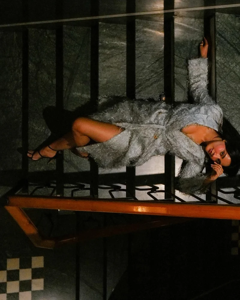 neha sharma cleavage sexy legs