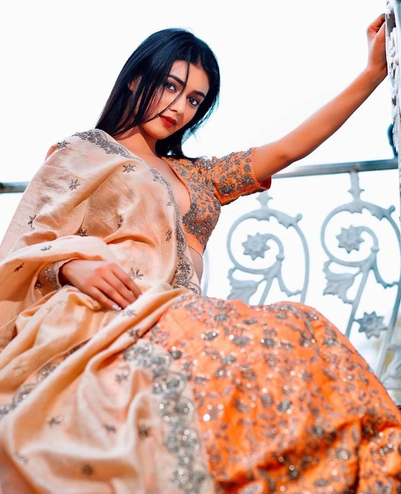 Neha Solanki saree hot actress Neha Solanki saree hot actress