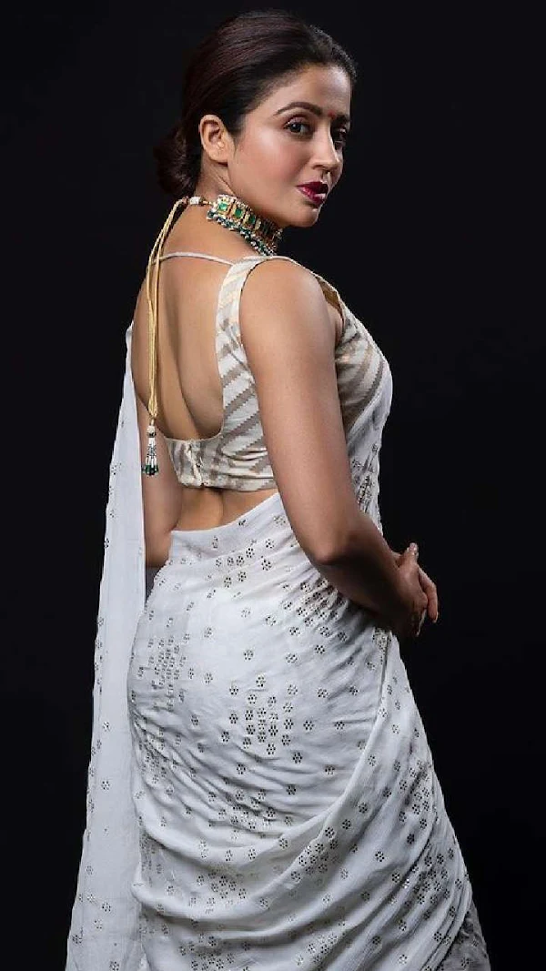 nehha pendse backless saree actress may i come in madam nehha pendse backless saree actress may i come in madam