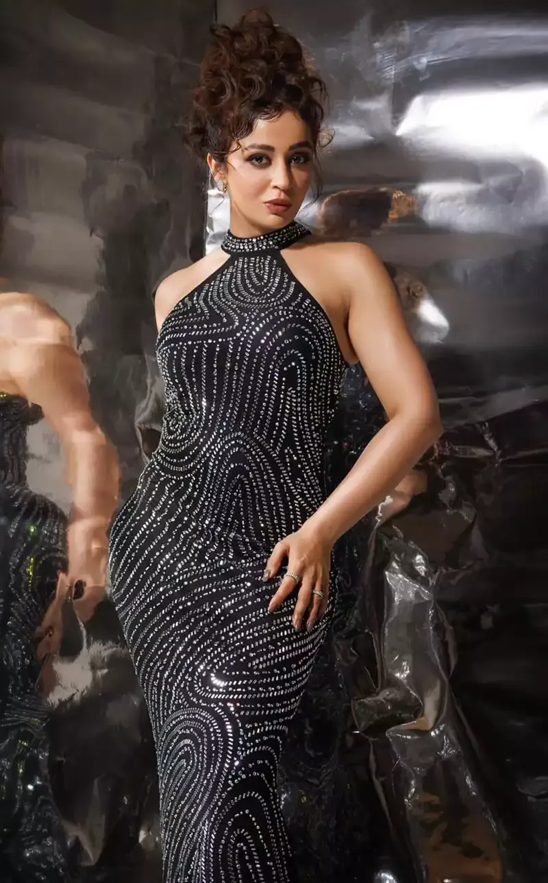 nehha pendse curvy actress may i come in madam