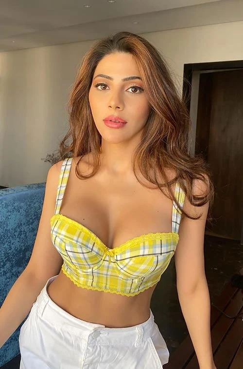 Nikki Tamboli cleavage hot photos