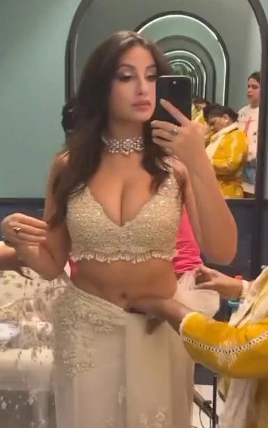 nora fatehi cleavage white saree busty bollywood