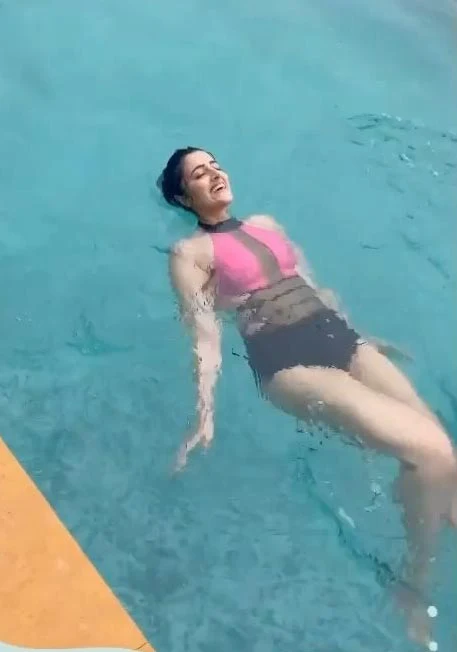 nupur sanon swimsuit hot actress pop kaun