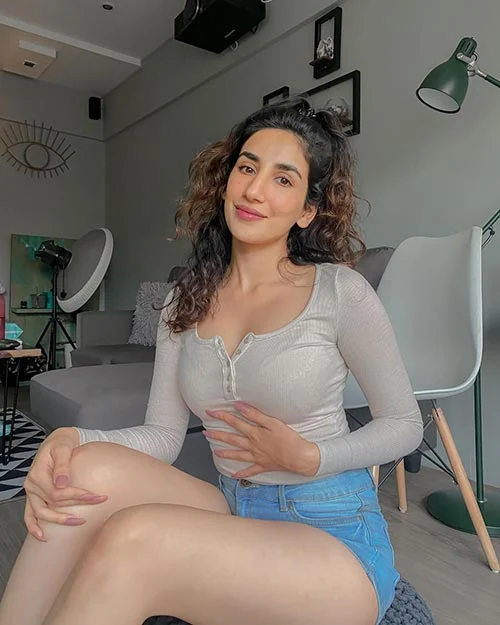 parul gulati sexy legs thighs actrss girls hostel