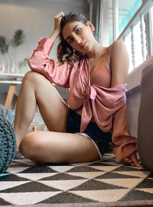 parul gulati sexy legs thighs actrss girls hostel
