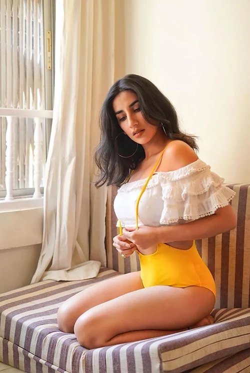 parul gulati sexy legs thighs actrss girls hostel