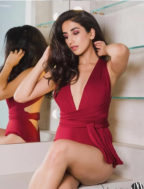 parul gulati sexy legs thighs actrss hey prabhu