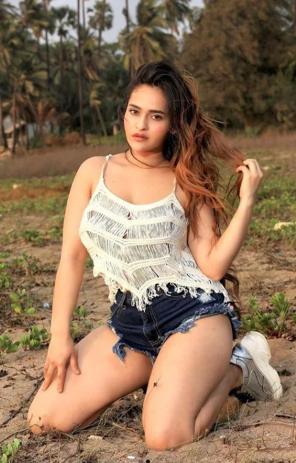 Prajakta Dusane hot curvy actress ullu gaachi