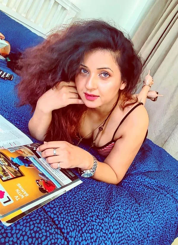 Pritti Cheshtta cleavage hot photos ullu crime patrol