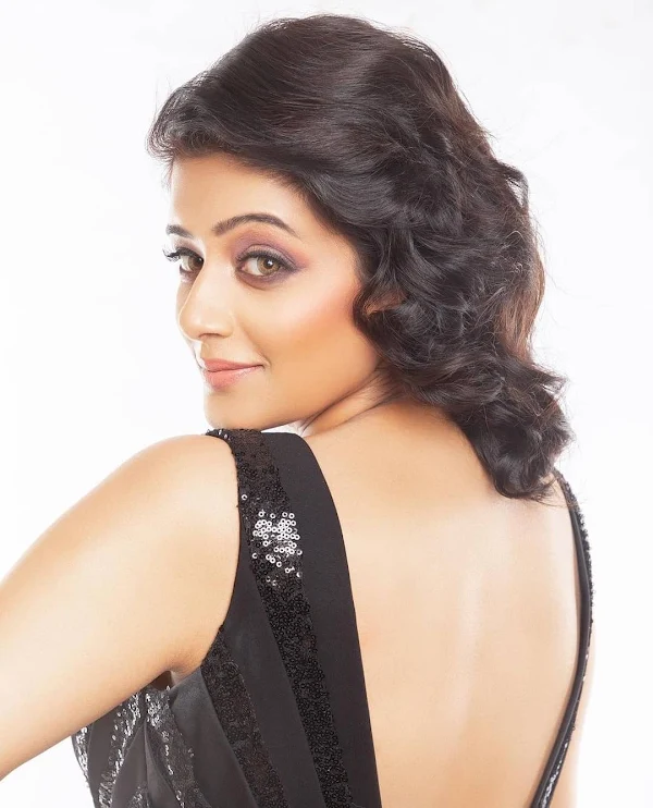priyamani backless saree hot south indian actress