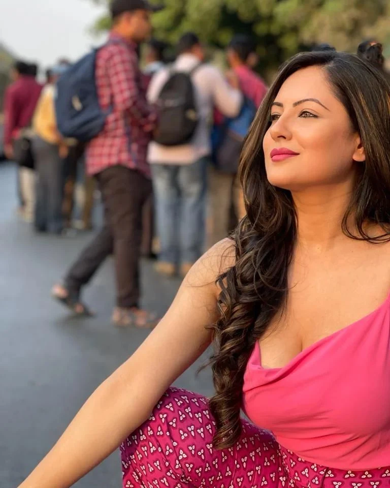 Puja Banerjee curvy body pink outfit Puja Banerjee curvy body pink outfit